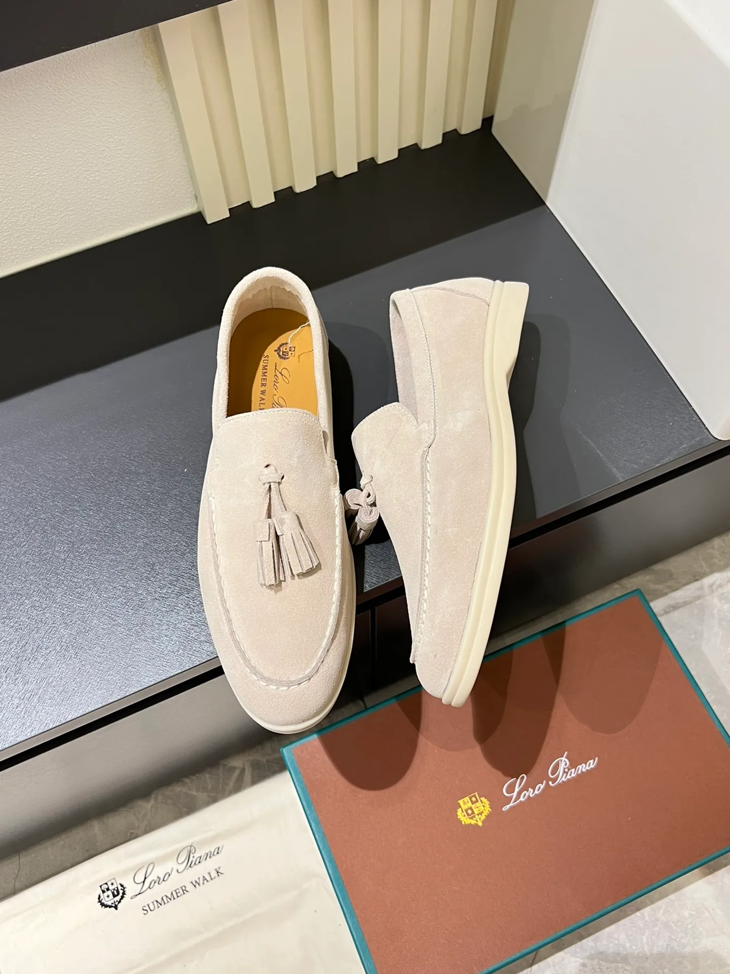 Men's shoes 💰p360 "Loro men's shoes 💰pian'*" Classic L men's shoes for couples 💰p Top version British flat loafers, a must-have item in old money style, the minimalist design is eye-catching and durable, a plus point for dressing The soft foot feel and texture are outstanding. They don’t scratch your feet and are very nice. They are matched with soft and waxy soles. They can be worn daily for a long time without getting tired. They are easy to wear, versatile and classic items, with perfect foot feel and texture! Imported cashmere fabric, the lining is made of imported A-grade water-dyed cow lining, the top version of the genuine leather midsole is sewn with pure handmade mark thread! Size: Female 35-40 (34. Customized) Male 38-44 (45.46. Customized)